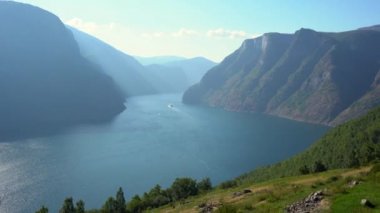 Aurlandsfjord fiyort manzara dağların tepesinden. Uzak mesafe fiyort yelkenli gemi cruise