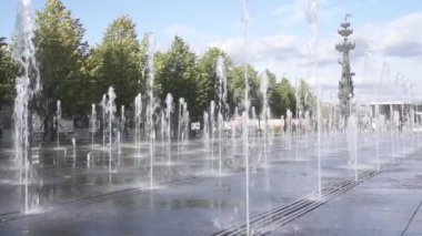 Çeşme Krymskaya Naberezhnaya ağır çekim merkezi Moskova'da Muzeon Park'ta. İlk Rusya İmparatoru büyük - Peter için arka plan anıt.