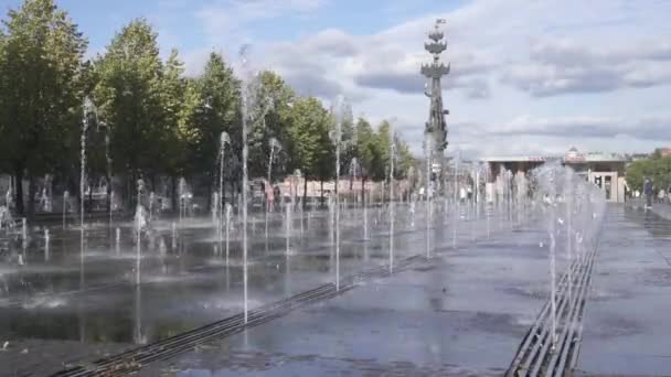 位于莫斯科市中心 Krymskaya Naberezhnaya Muzeon 公园喷泉 在背景纪念碑彼得伟大的第一位俄国皇帝 — 图库视频影像