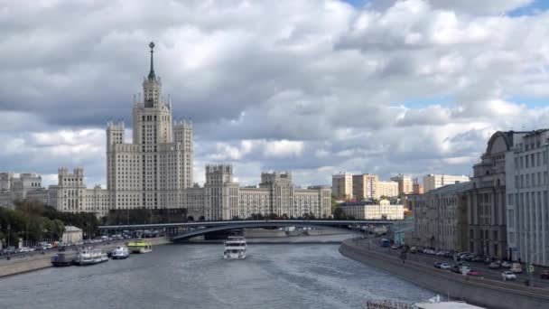 俄罗斯莫斯科 2018年9月 莫斯科河全景从公园扎里亚德耶 可欣赏到 Kotelnicheskaya 堤防大厦的景色 — 图库视频影像