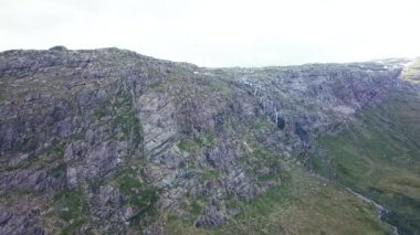 Norveç Highland bölgesinde dağ vadisinde şelale hava