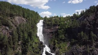 Güneşli bir yaz gününde Norveç 'te Langfossen Şelalesi havadan görünümü