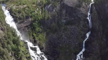 Güneşli bir yaz gününde Norveç 'te Langfossen Şelalesi havadan görünümü