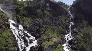 Güneşli bir yaz gününde Norveç 'te Langfossen Şelalesi havadan görünümü