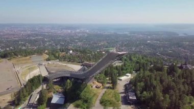 Norveç'in Oslo kentinde holmenkollen Kayak Müzesi ve KayakLa Atlama Kulesi'nin anteni. Oslofjord uzak mesafelerde görülebilir