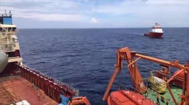 Derin deniz petrol sahası nda petrol platformuyakınında manevra yapmak ta olduğu açık deniz destek gemilerinin hızlandırılmış