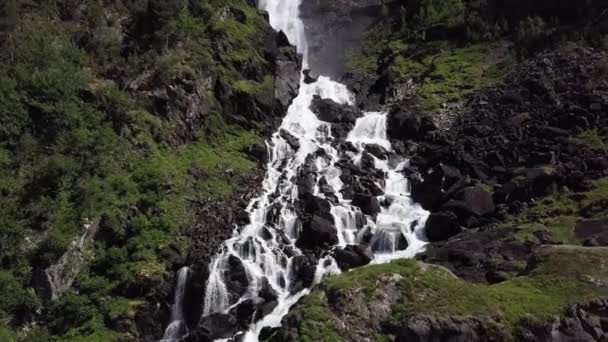 Luftaufnahme Des Wasserfalls Langfossen Norwegen Einem Sonnigen Sommertag — Stockvideo