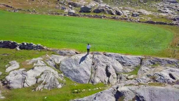 Kayalık Kuzey Denizi Kıyısında Yürüyen Genç Kadının Anteni — Stok video