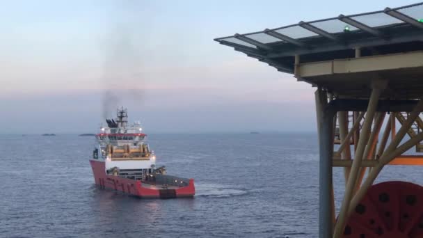 Petrol Sahasında Offshore Tedarik Çapa Taşıma Gemisi Manevra — Stok video