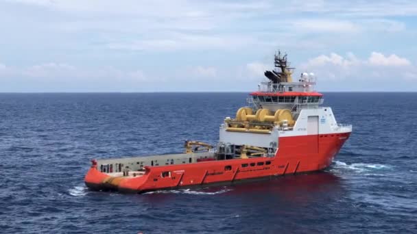 Embarcação Apoio Campo Petróleo Offshore Manobrando Campo Petróleo — Vídeo de Stock