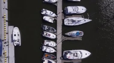 Klaipeda limanında zevk tekneleri marina havadan yukarıdan aşağıya görünümü, Litvanya