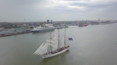 Uzun Gemi Yarışları 2017 sırasında Klaipeda limanından ayrılan Umman uzun gemisi 