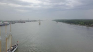 Uzun Gemi Yarışları 2017 sırasında Klaipeda limanından ayrılan Portekiz uzun gemisi 