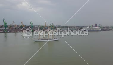 Uzun Gemi Yarışları 2017 sırasında Klaipeda limanından ayrılan Portekiz uzun gemisi 
