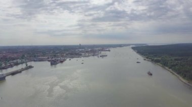 Limanda manevra süren uzun gemilerin havadan. Klaipeda Limanı, Uzun Gemi Yarışları sırasında Litvanya 2017