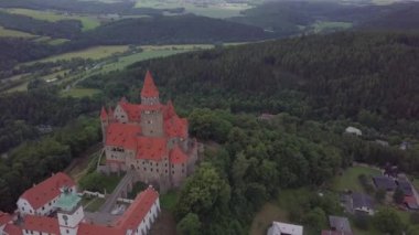 Moravia, Çek bölgedeki tepede Ortaçağ Kalesi hava. Grand Master Töton Şövalyeleri sipariş Bouzov Castle son koltuk