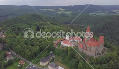 Moravia, Çek bölgedeki tepede Ortaçağ Kalesi hava. Grand Master Töton Şövalyeleri sipariş Bouzov Castle son koltuk