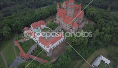 Moravia, Çek bölgedeki tepede Ortaçağ Kalesi hava. Grand Master Töton Şövalyeleri sipariş Bouzov Castle son koltuk
