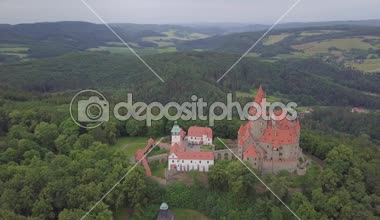 Moravia, Çek bölgedeki tepede Ortaçağ Kalesi hava. Grand Master Töton Şövalyeleri sipariş Bouzov Castle son koltuk