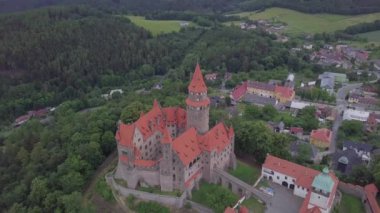 Moravia, Çek bölgedeki tepede Ortaçağ Kalesi hava. Grand Master Töton Şövalyeleri sipariş Bouzov Castle son koltuk