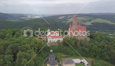 Moravia, Çek bölgedeki tepede Ortaçağ Kalesi hava. Grand Master Töton Şövalyeleri sipariş Bouzov Castle son koltuk