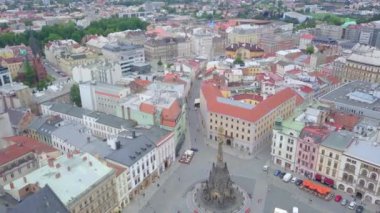 Şehir Olomouc Çek Cumhuriyeti'nde üst karenin hava. Moravia, Çek bölgedeki ortaçağdan kalma şehir merkezi meydanda. Barok çeşmeler, Belediye Binası ve kutsal Trinity sütun görünümü.