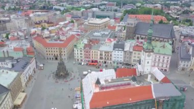 Şehir Olomouc Çek Cumhuriyeti'nde üst karenin hava. Moravia, Çek bölgedeki ortaçağdan kalma şehir merkezi meydanda. Barok çeşmeler, Belediye Binası ve kutsal Trinity sütun görünümü.