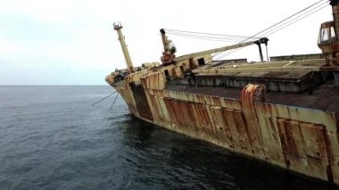 Hava kargo gemisi Akdeniz Pafos, Kıbrıs, kayalık kıyısından 