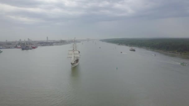 Antenne Des Omanischen Großschiffs Shabab Oman Verlässt Den Hafen Von — Stockvideo