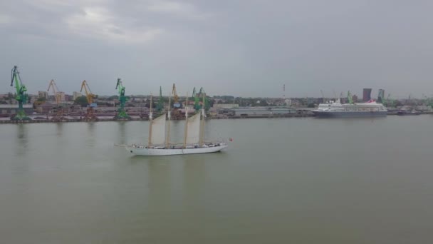 Antenn Portugisiska Tall Ship Santa Maria Manuela Lämnar Hamnen Klaipeda — Stockvideo