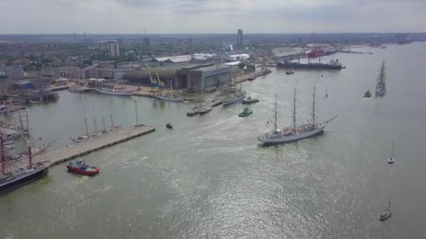 Aerial Kapal Tinggi Manuver Pelabuhan Pelabuhan Klaipeda Lithuania Selama Balap — Stok Video