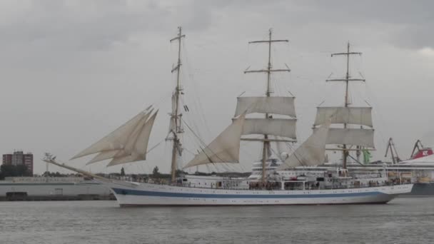 Ryska Tall Ship Mir Segling Hamnen Klaipeda Tall Ships Raser — Stockvideo