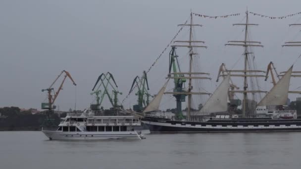Navio Alto Russo Kruzenshtern Navegando Porto Klaipeda Durante Corridas Navios — Vídeo de Stock