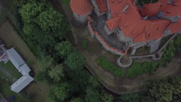 Повітряні Зверху Вниз Подання Середньовічний Замок Пагорбі Чеських Моравії Bouzov — стокове відео