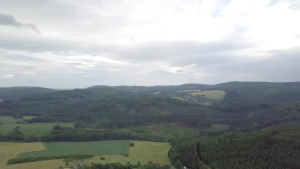 Vue aérienne sur le paysage morave descendant pour voir le château de Bouzov 