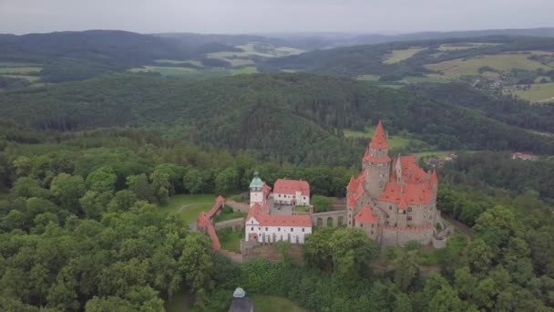 Aérea Castillo Medieval Colina Región Checa Moravia Castillo Bouzov Última — Vídeos de Stock