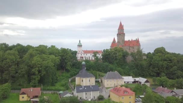 捷克摩拉维亚地区山上的中世纪城堡的空中 布佐夫城堡日耳曼骑士大师订单的最后一个座位 — 图库视频影像