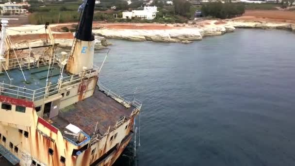 Antenn Lastfartyg Edro Iii Skeppsbrott Nära Klippiga Kusten Medelhavet Paphos — Stockvideo