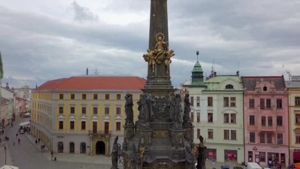 捷克共和国摩拉维亚地区奥洛穆茨市的空中 中世纪城镇上广场上的三位一体柱 — 图库视频影像