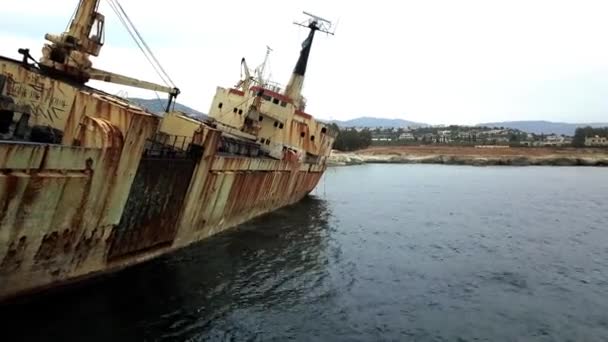 塞浦路斯帕福斯地中海岩石海岸附近的货轮 Edo 号货轮的空中 — 图库视频影像