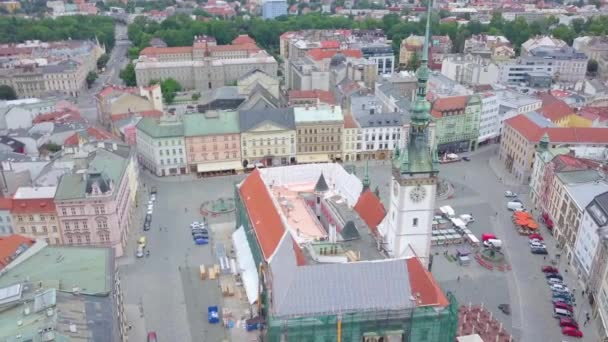チェコのオロモウツの上広場の空中 モラヴィアのチェコ地域の中世の町の中央広場 バロック様式噴水 市庁舎と聖三位一体柱観 — ストック動画