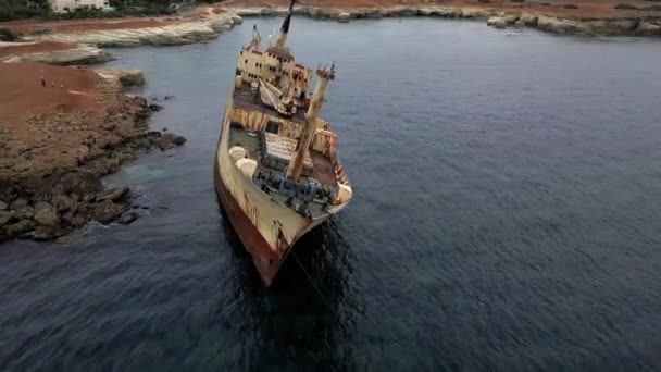 塞浦路斯帕福斯地中海岩石海岸附近的货轮 Edo 号货轮的空中 — 图库视频影像