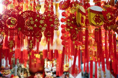 Chinatown, Singapur - Ocak 2019: Geleneksel mal ve süslemeleri Chinatown Singapur ay yeni yıl kutlama önce piyasada