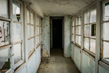 Amiantos iç hastane Kıbrıs üzerinde terk edilmiş. Terk edilmiş alanlarda