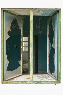 Açık pencere cam üzerinde beyaz izole bir terk binaya kırık