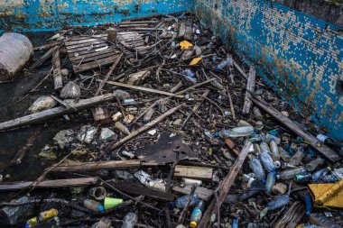 Terk edilmiş Berengaria plastik Yüzme Havuzu otelin Trodos, Kıbrıs'ın dağlık bölgesinde ile kirlenmiş