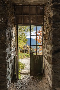 Trodos, Kıbrıs'ın dağlık bölgesinde Berengaria terk edilmiş otelin kapısında