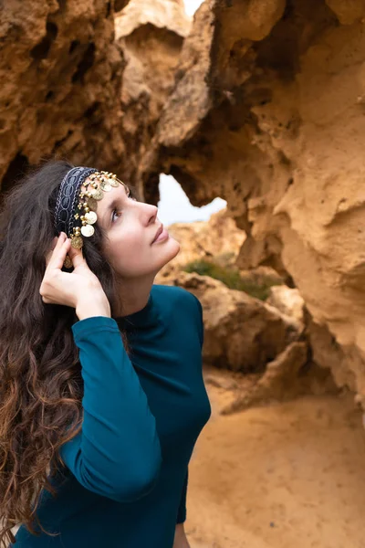 Retrato Modelo Com Pedras Canyon Pedra Areia Fundo — Fotografia de Stock