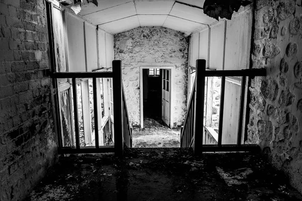 Amiantos 的内部被放弃了医院在塞浦路斯 废弃的空间 — 图库照片