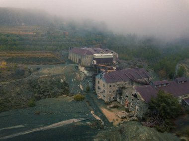 Amiantos anteni asbest'ın Trodos dağlık bölgesinde Kıbrıs üzerinde terk edilmiş bir madende